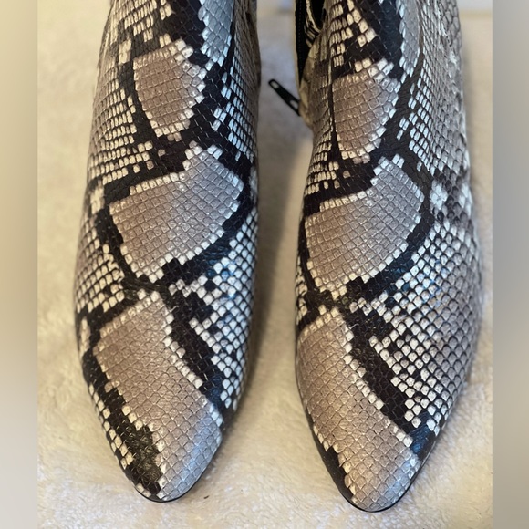 Banana Republic snake skin print ankle heel bootie with box. Size 8 - Picture 6 of 7